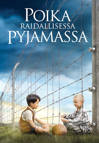 Poika raidallisessa pyjamassa